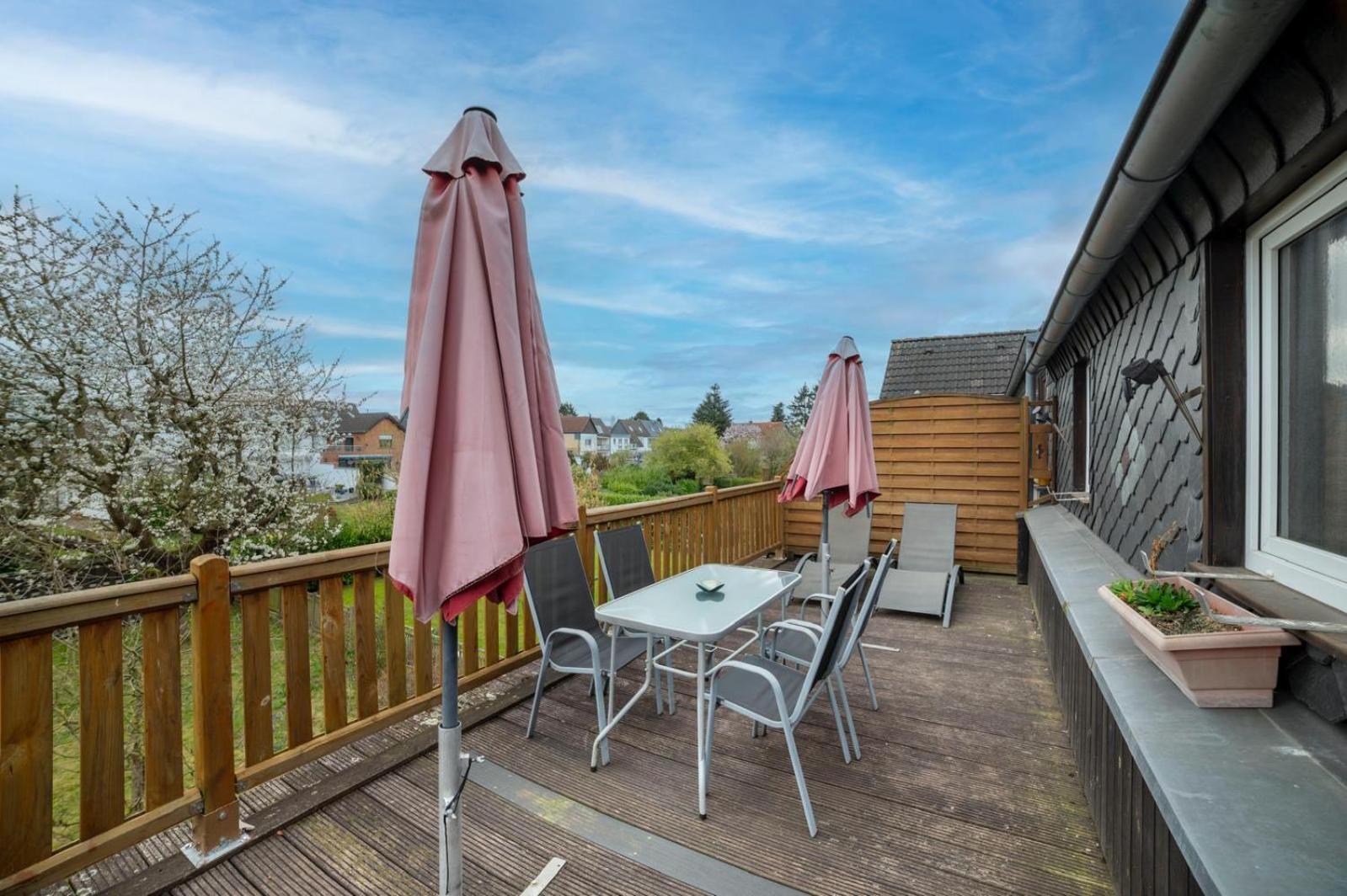 Cozy Villa With Garden, Balcony And Parking Area In Duesseldorf Eksteriør bilde