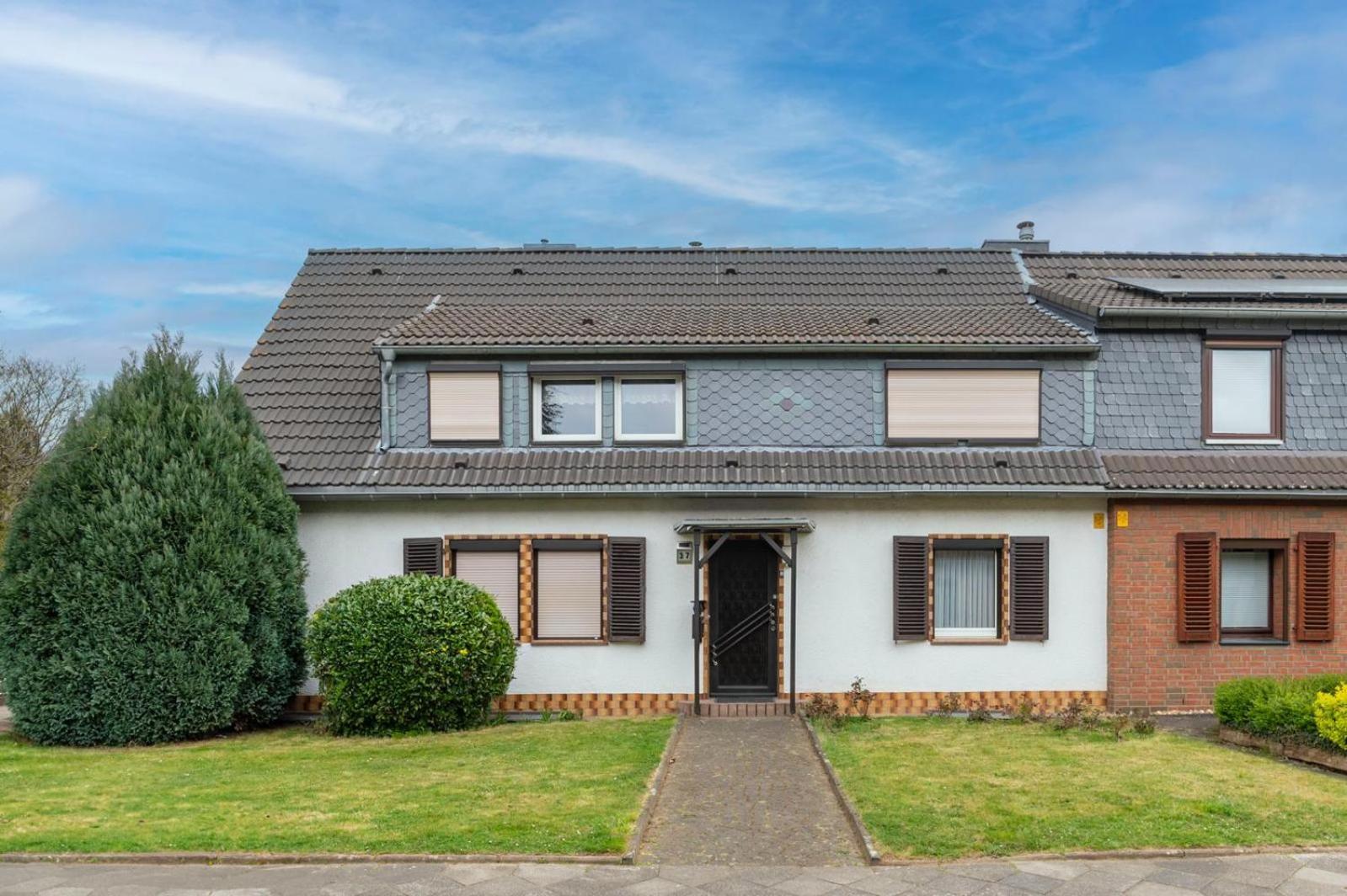 Cozy Villa With Garden, Balcony And Parking Area In Duesseldorf Eksteriør bilde
